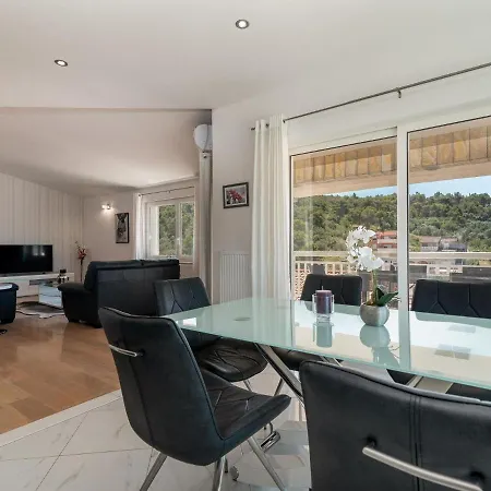 Spacious In A Quiet Area *