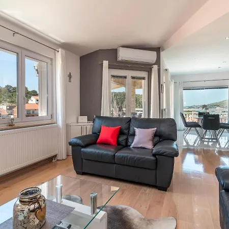 Spacious In A Quiet Area *